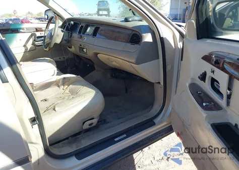 2000 Lincoln Town Car Cartier from USA, damaged, VIN 1LNHM83W1YY837855